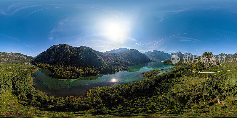 奥地利萨尔斯卡默古特(Salzkammergut)的阿尔姆湖(Almsee) 360 × 180度球形(等矩形)空中全景图。